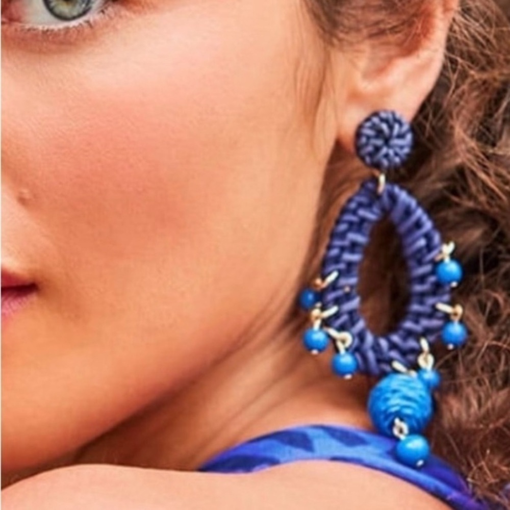 Lilly Pulitzer blue chandelier Raffia earrings NWT on card - Picture 2 of 3